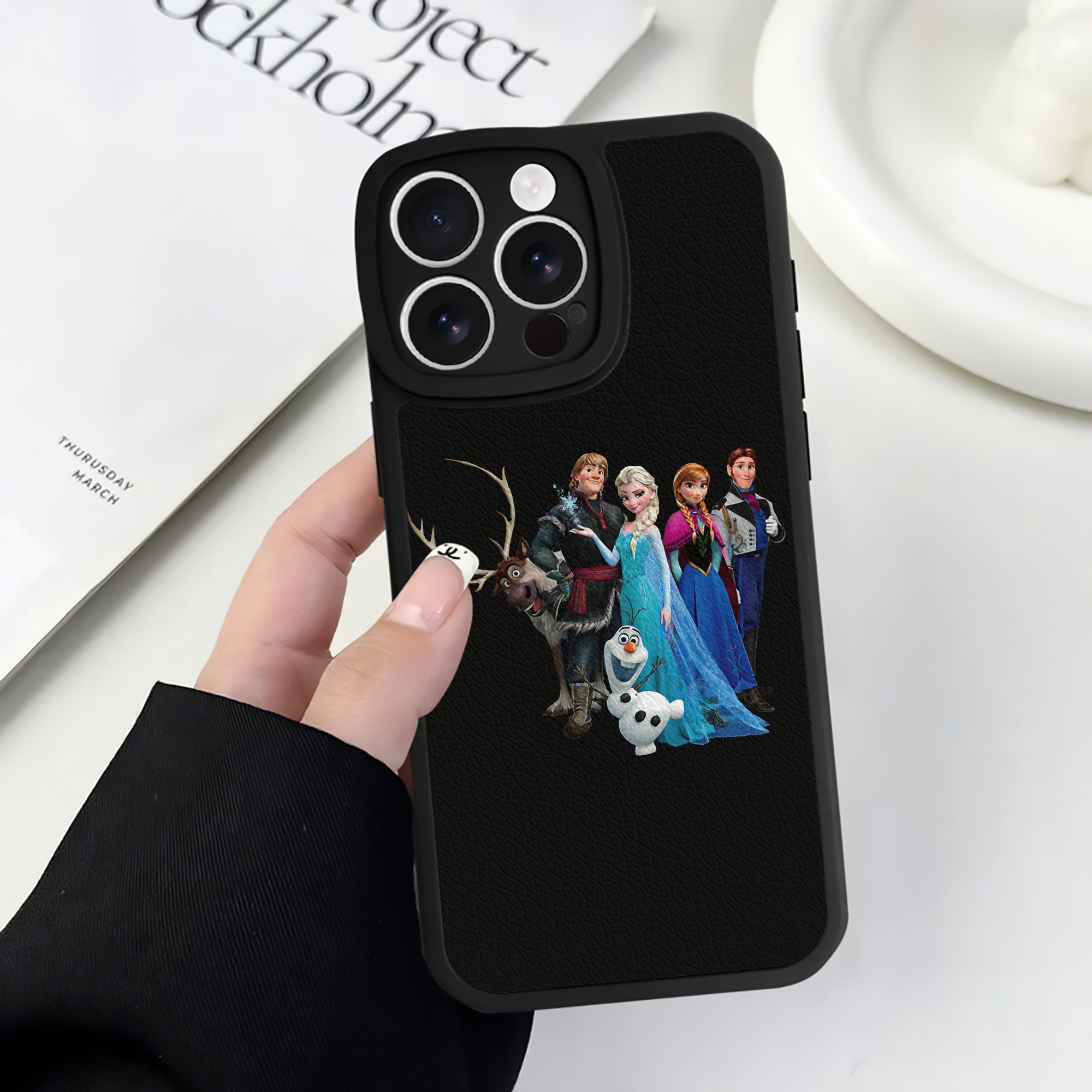 （画像用） アナと雪の女王 アンナ エルサ Frozen Anna Elsa 【iPhone 16シリーズ対応】シリコンスマホケース（レザー調） 材質：シリコン